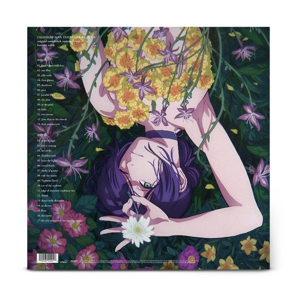 Anime-Illustration: Junge Frau mit lila Haaren liegt im Gras, umgeben von Blumen.