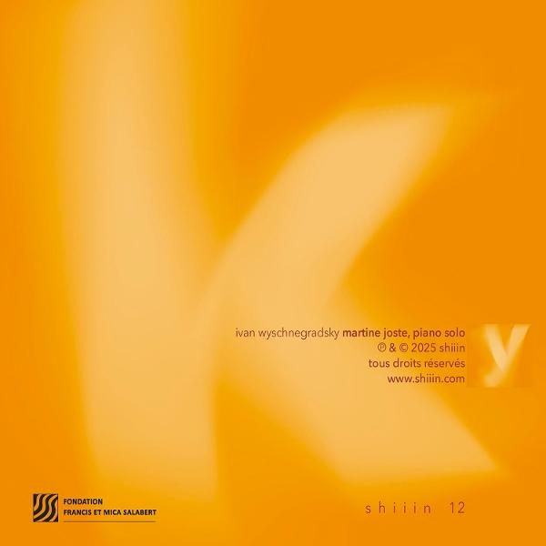 Orange Hintergrund mit großem, verschwommenem 'K'. Texte und Logos unten.