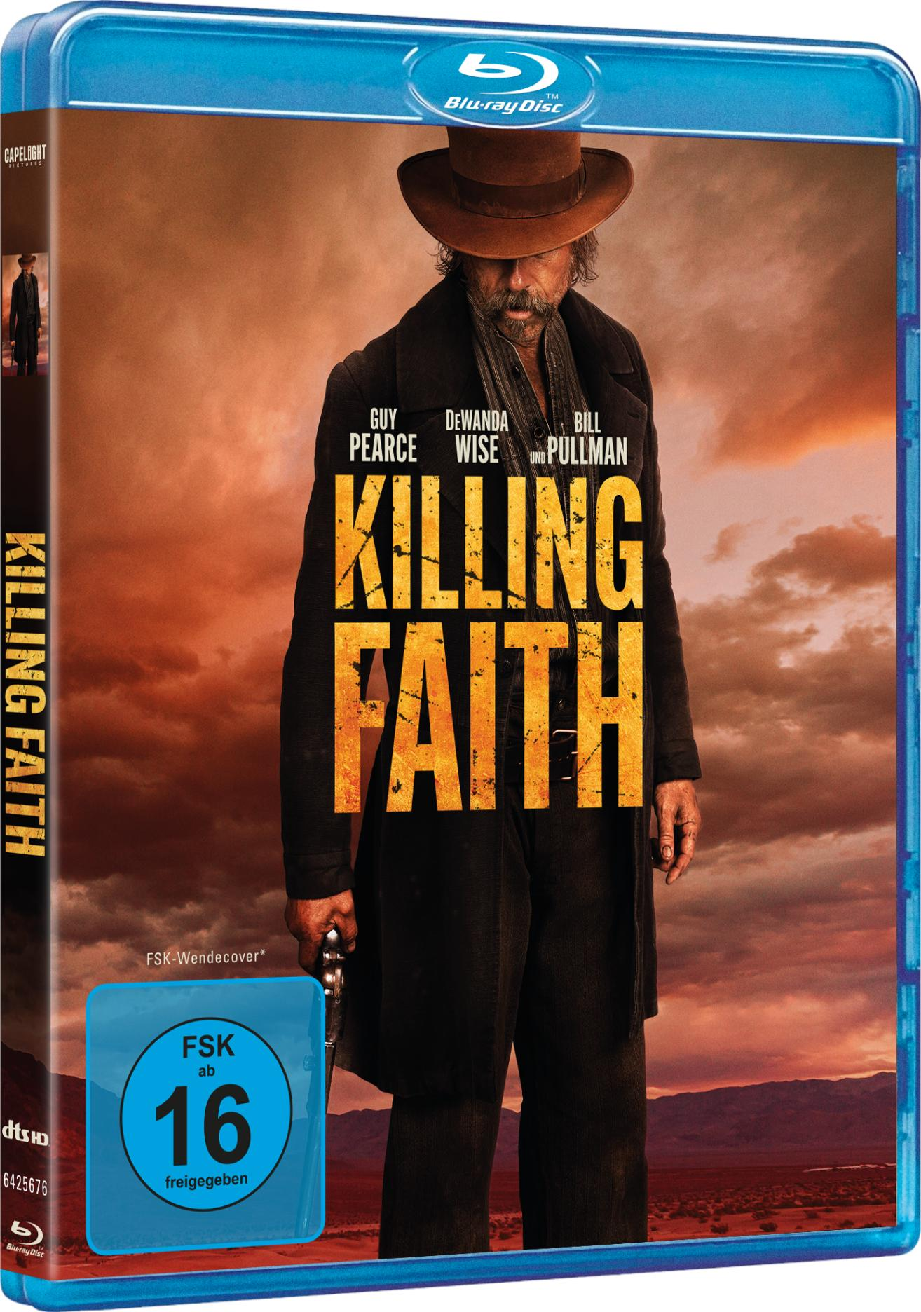 Ein Mann im Western-Look mit Hut und Mantel steht vor einer roten Wolkenlandschaft.