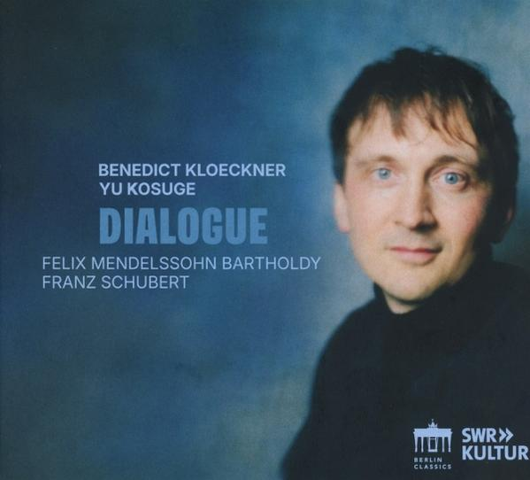 Ein Mann schaut nach rechts. Text: DIALOGUE, Namen und Logos.