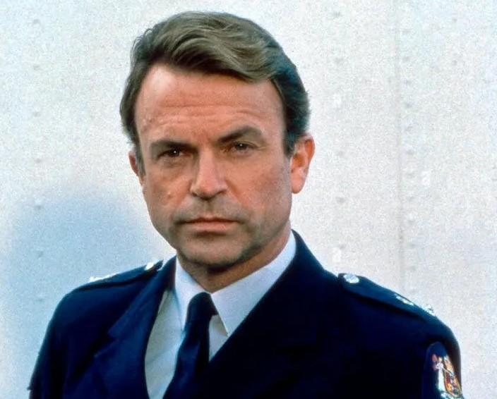 Ein Mann in Uniform mit dunklem Haar und ernstem Blick.