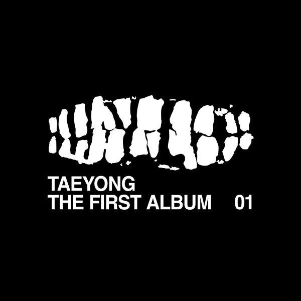 Schriftzug 'TAEYONG THE FIRST ALBUM 01' vor einem abstrakten weißen Muster.