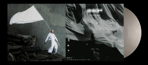 Mann in Weiß mit weißer Fahne auf Trümmern, daneben Albumcover und Schallplatte.
