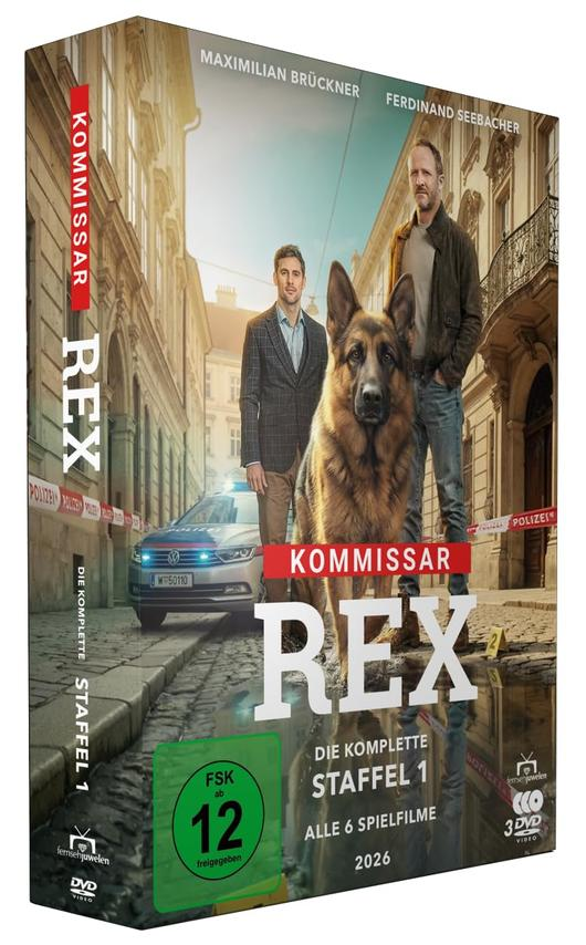 Drei Männer und ein Deutscher Schäferhund stehen vor einem Polizeiauto auf einer Straße.