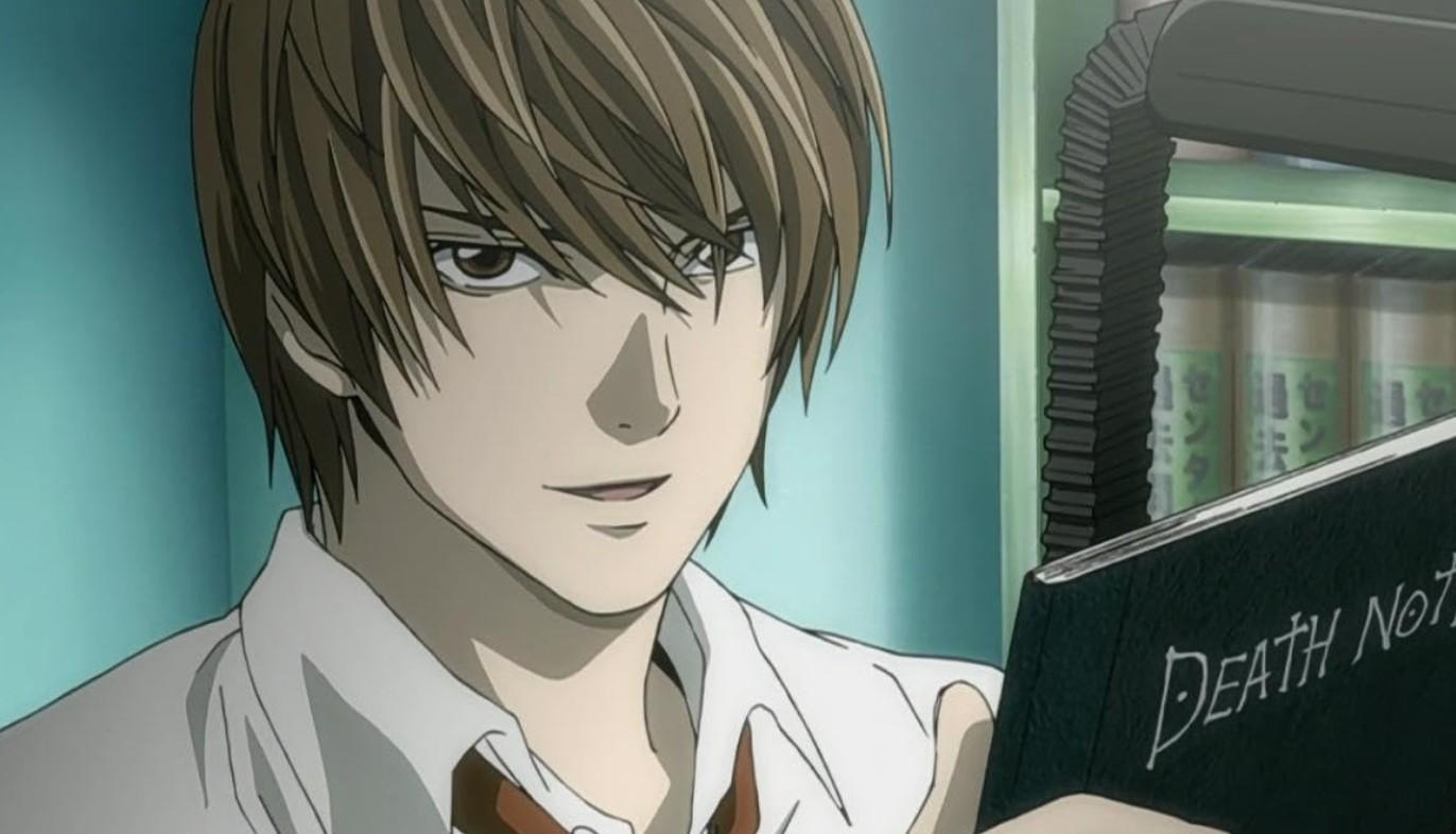 Anime-Charakter mit braunen Haaren, trägt ein weißes Hemd, hält ein dunkelgrünes Buch mit der Aufschrift 'DEATH NOT'.