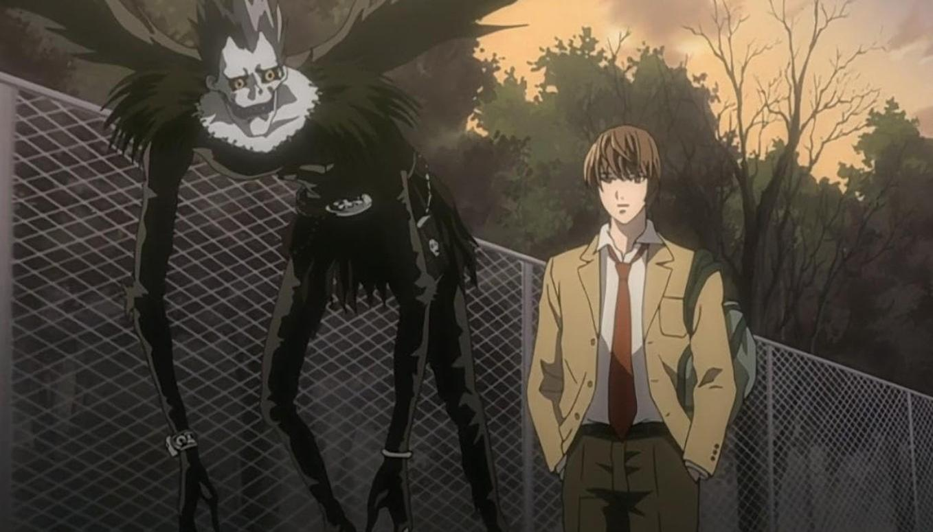 Ein Shinigami und ein Junge in Schuluniform stehen neben einem Zaun im Freien.