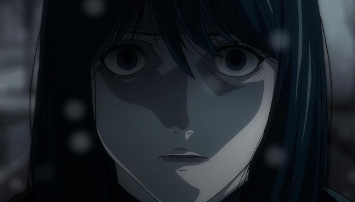 Anime-Porträt einer Frau mit dunklem Haar und weit aufgerissenen Augen, im Schatten.