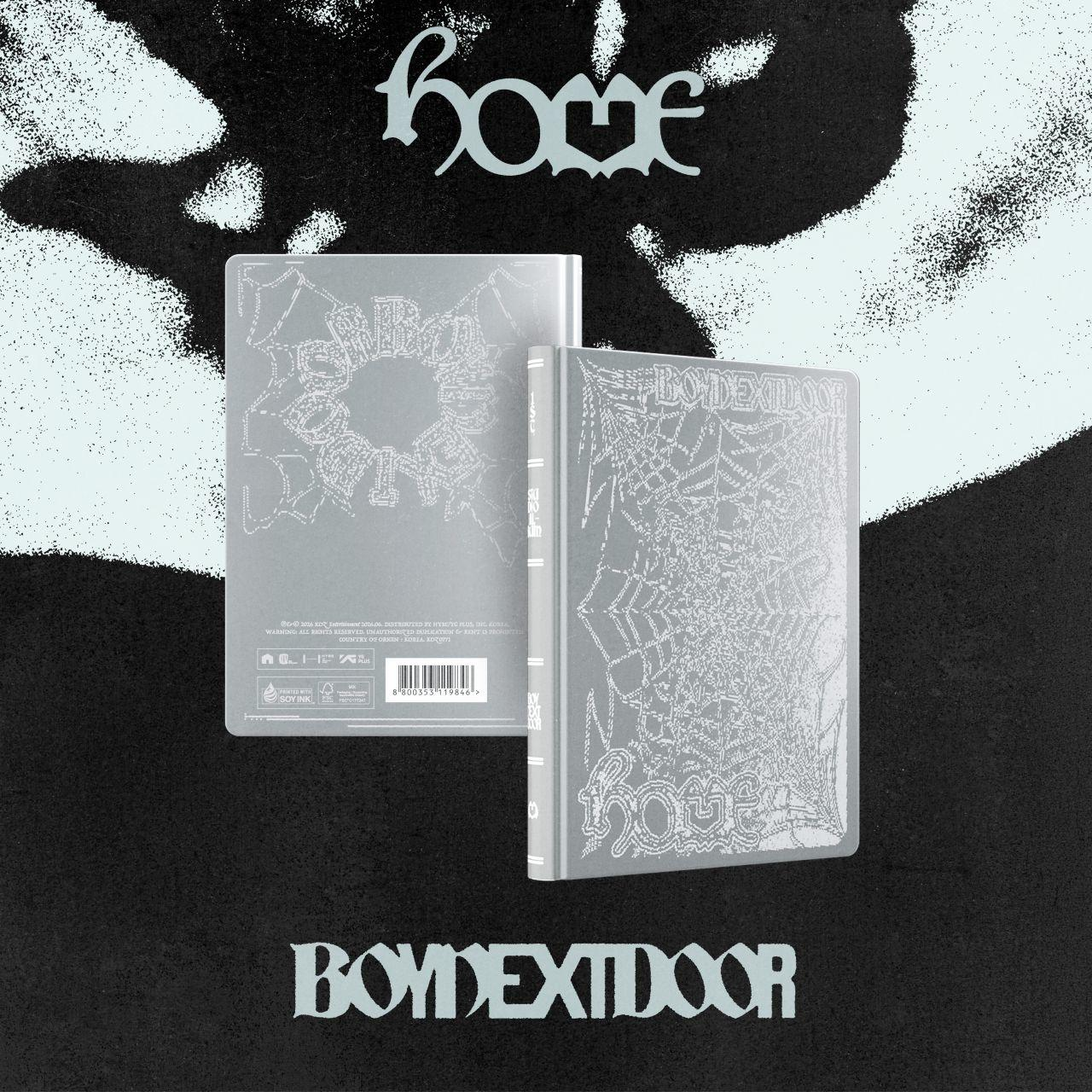Zwei Bücher mit Spinnennetzmuster und dem Wort "home".
