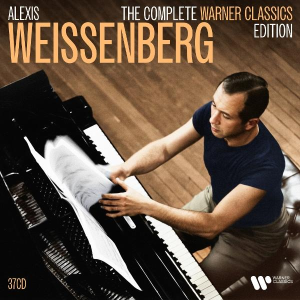 Ein Mann spielt Klavier mit Noten. Oben steht Alexis Weissenberg.