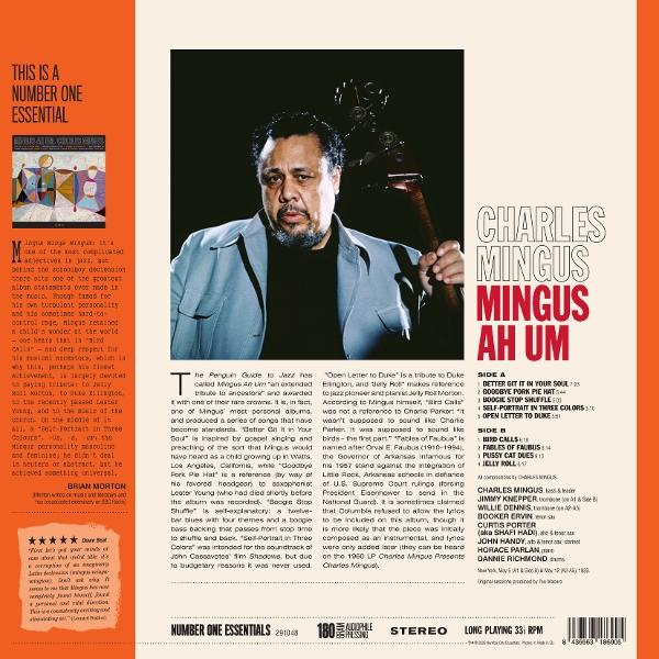 Charles Mingus hält einen Kontrabass, das Albumcover ist links.