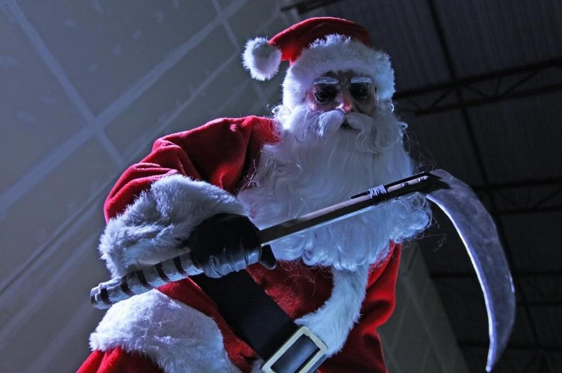 Ein unheimlicher Weihnachtsmann mit Sense und dunklem Hintergrund.