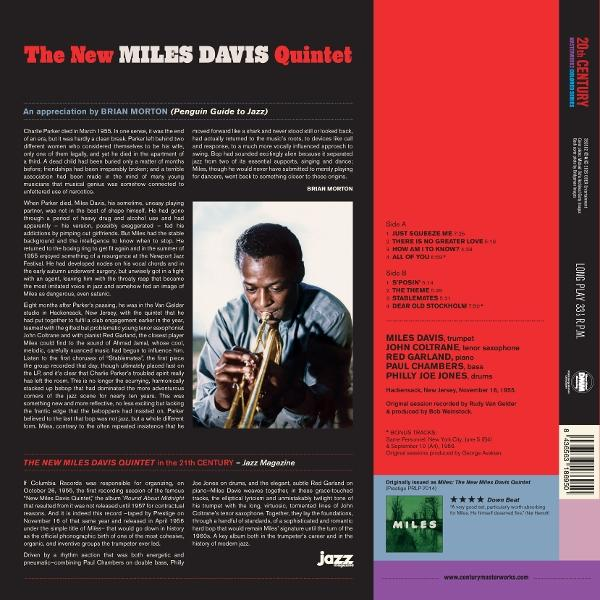 Miles Davis spielt Trompete, umgeben von Albumdetails und Texten. Schwarz-weiß.