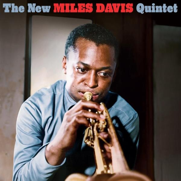 Miles Davis spielt Trompete auf einem Albumcover.