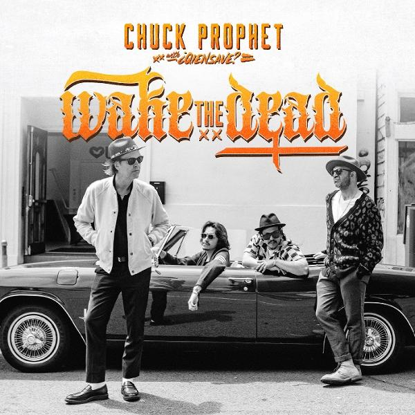 Vier Männer stehen und sitzen neben einem Oldtimer. Chuck Prophet ist zu sehen.