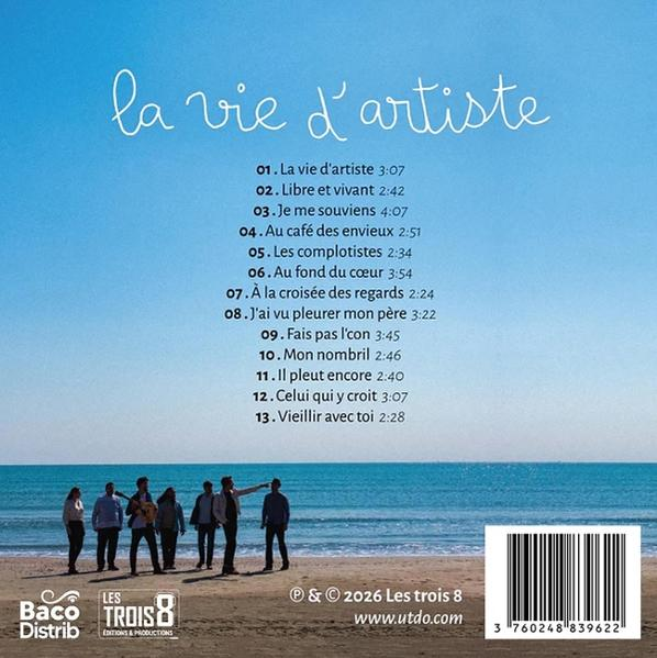 Album-Cover: Text über einer Strandszene mit sieben Personen am Wasser.