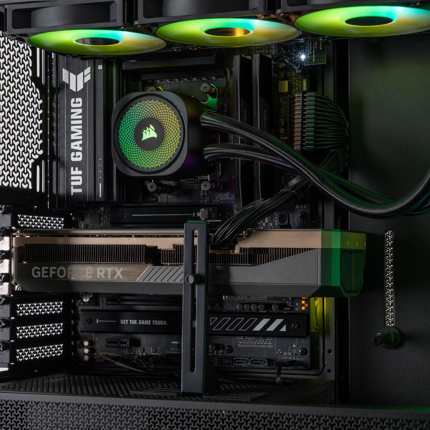 Innenansicht eines benutzerdefinierten PCs mit RGB-Beleuchtung. Zeigt GeForce RTX GPU.