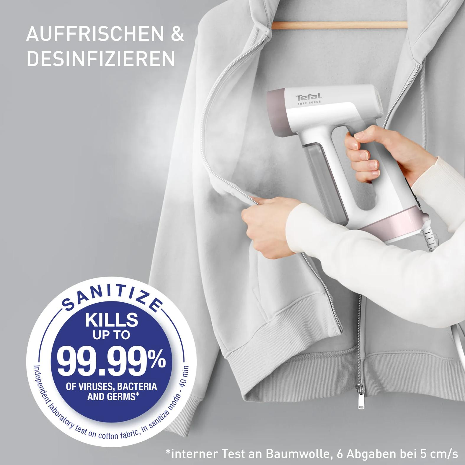 Eine Hand hält einen weißen Tefal Dampfglätter und reinigt ein graues Sweatshirt.