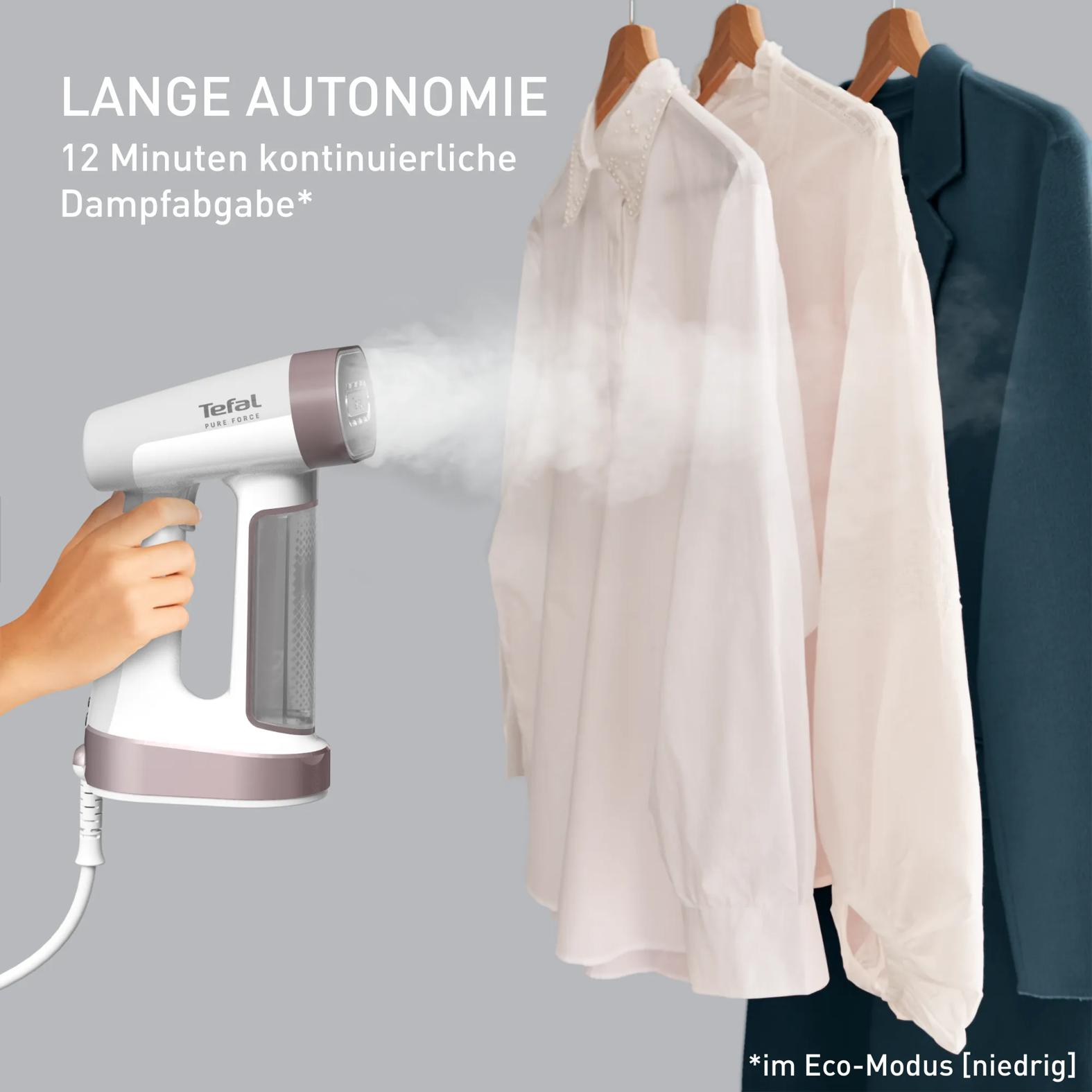 Ein Tefal Dampfglätter mit weißem Griff gibt Dampf ab. Hängende Kleidung.