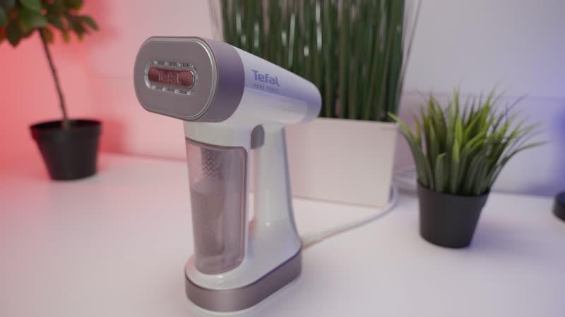 Ein Tefal Dampfglätter steht auf einem Tisch neben Pflanzen. Rotes und blaues Licht.