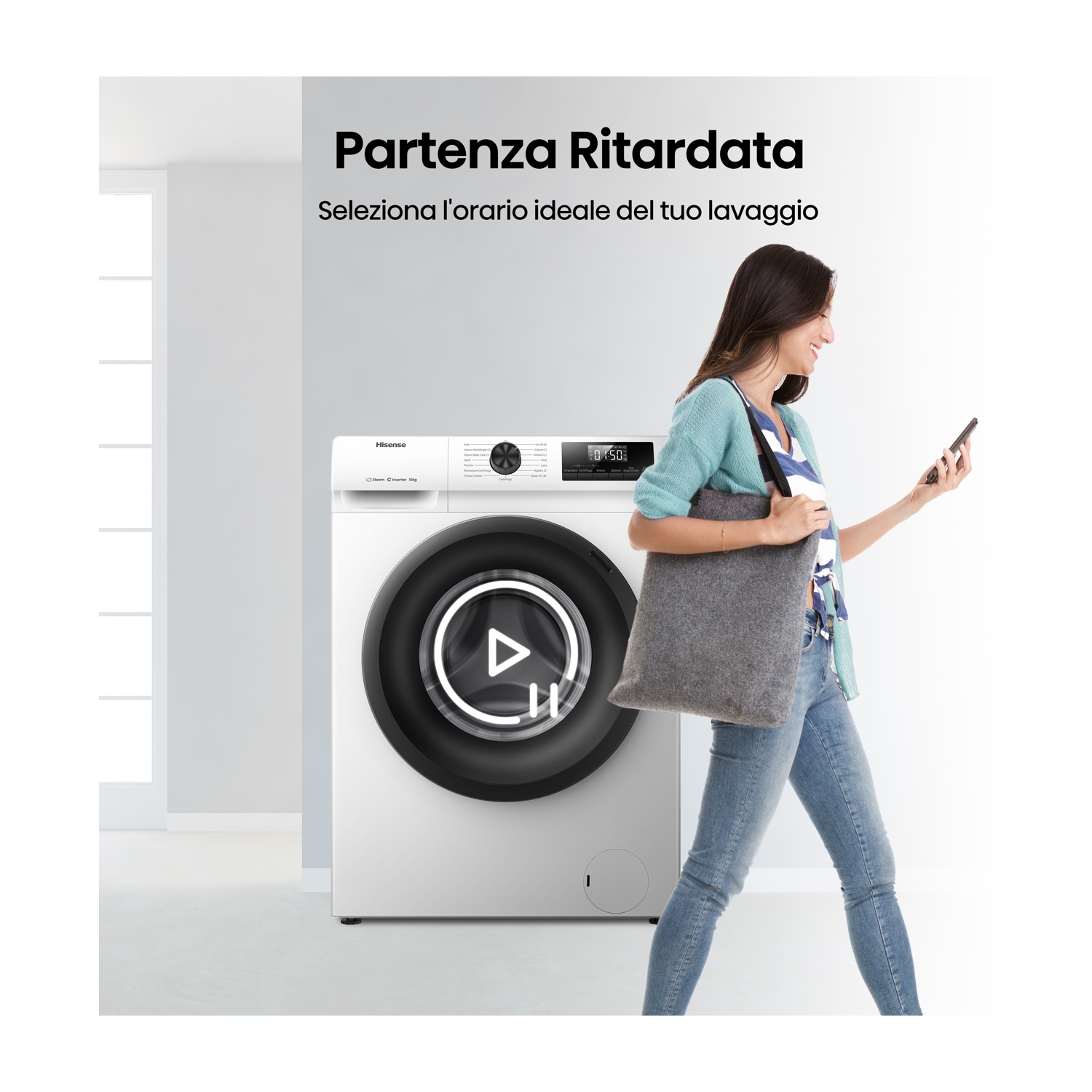 Una donna con telefono e borsa è accanto a una lavatrice con simbolo play.