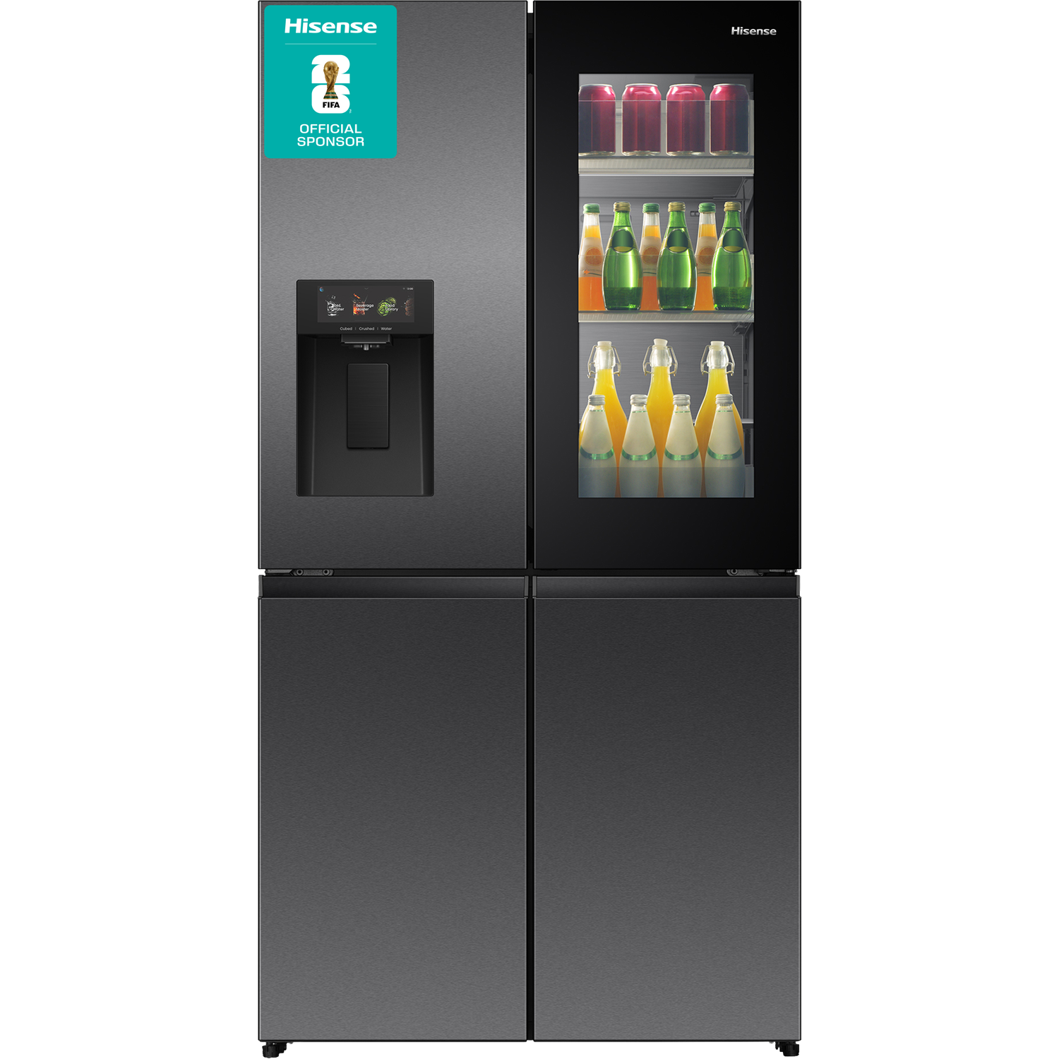 Zwarte Hisense koelkast met glazen deursectie met dranken. Blikjes boven, flessen onder.