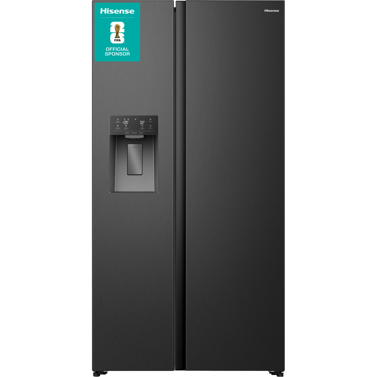 Een zwarte Hisense side-by-side koelkast met waterdispenser en FIFA officiële sponsor logo.