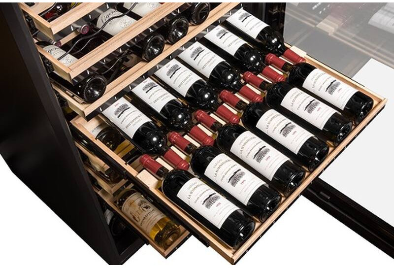 Weinregal mit mehreren Ebenen, gefüllt mit dunklen und hellen Weinflaschen.
