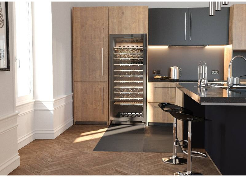 Moderne Küche mit Holzelementen, Weinkühler, Bar und glänzender Arbeitsplatte.