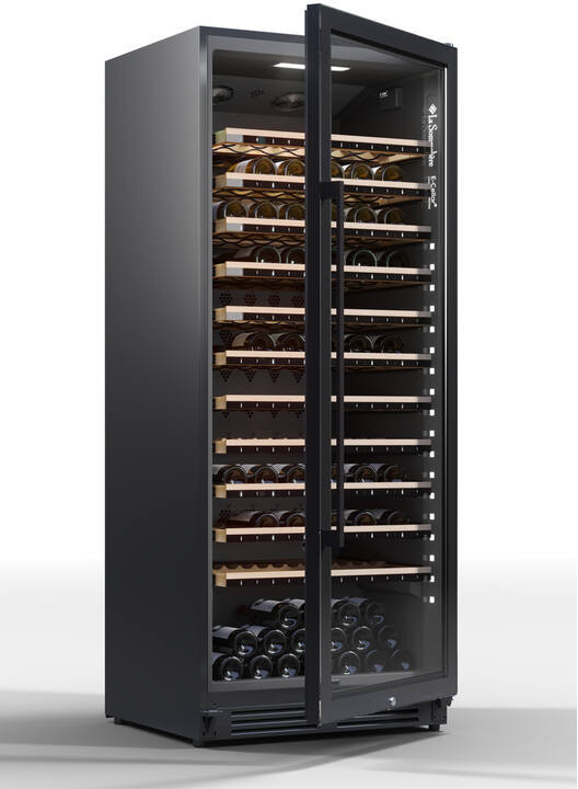 Ein schwarzer Weinkühlschrank mit Glastür, gefüllt mit vielen Flaschen.