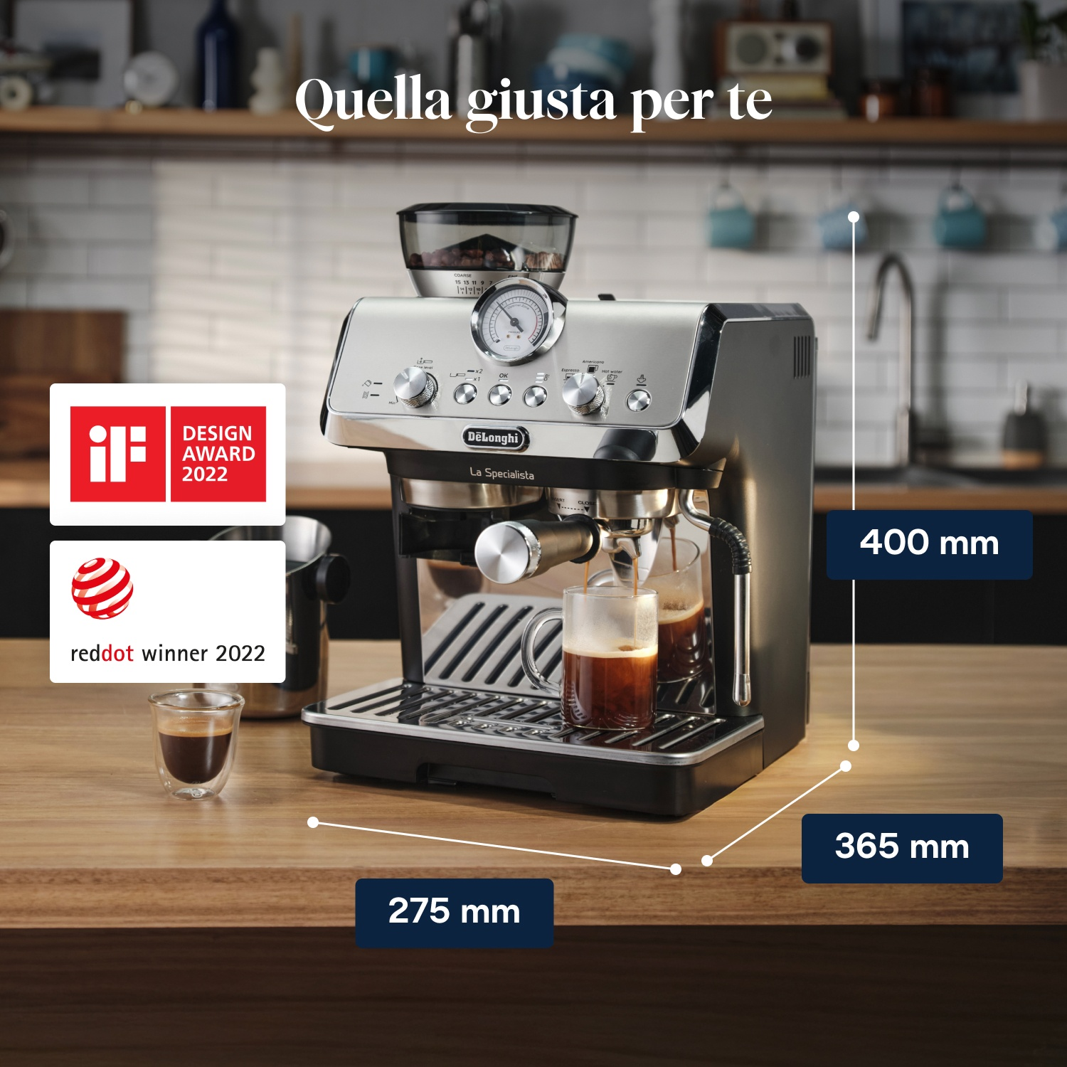 Macchina espresso DeLonghi argento con portafiltro e bicchieri su tavolo.