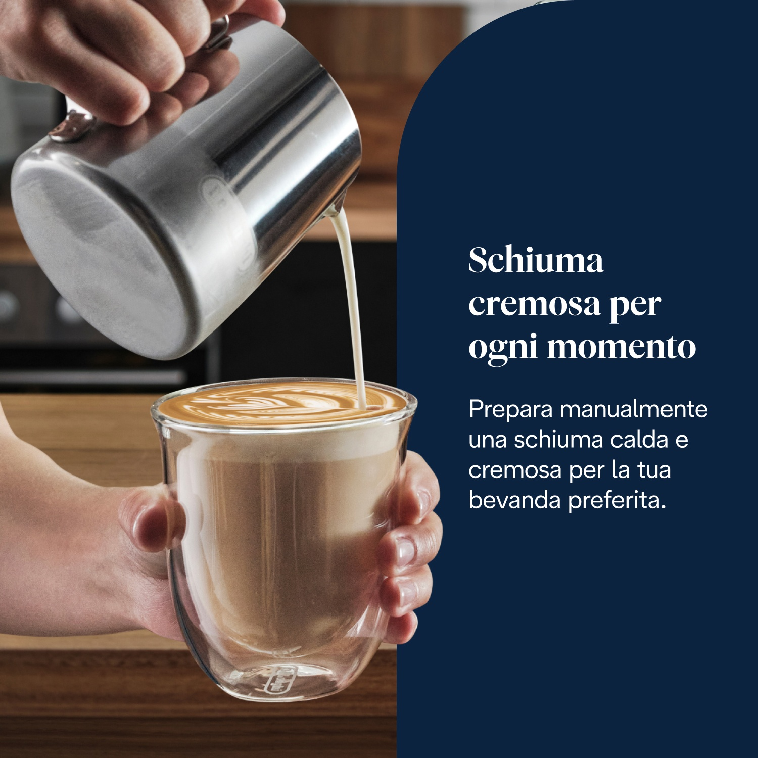Schiuma di latte versata in un bicchiere di caffè.