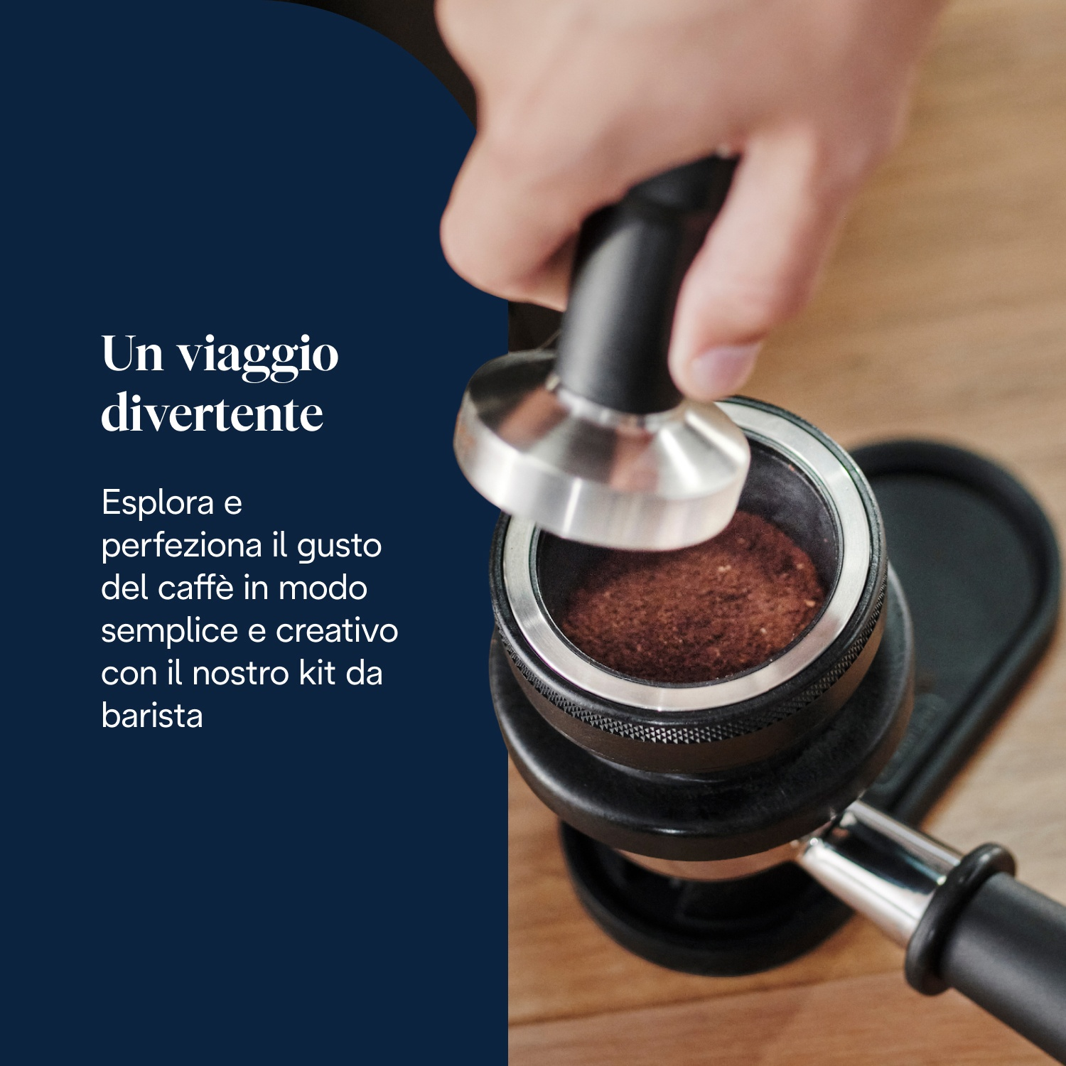 Una mano pressa caffè macinato in un portafiltro con un pressino.