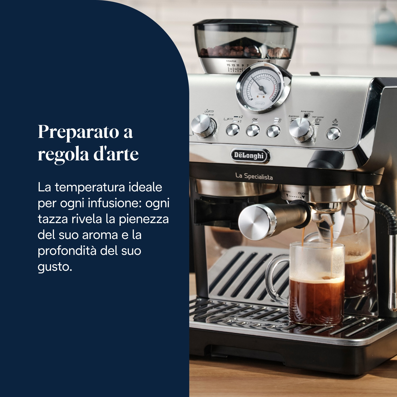 Una macchina da caffè argentata prepara espresso in due tazze di vetro su un tavolo di legno.