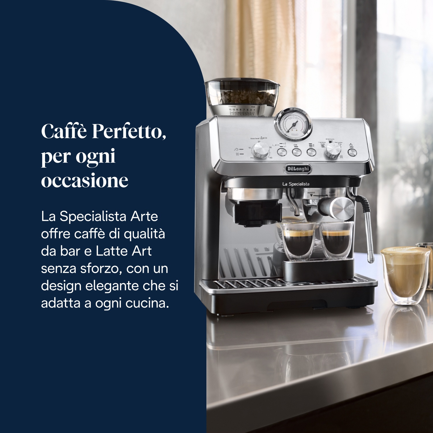 Macchina per caffè espresso argentata con macinacaffè, due tazzine e una tazza cappuccino.