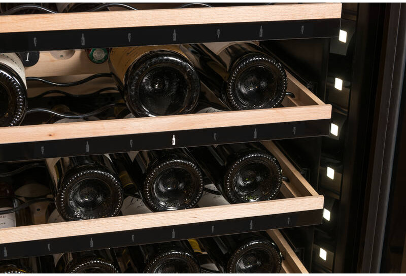 Weinregal mit mehreren Ebenen, gefüllt mit dunklen Weinflaschen auf Holzböden.