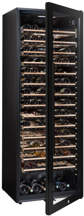 Ein schwarzer Weinkühlschrank mit Glastür, gefüllt mit Weinflaschen auf Regalen.