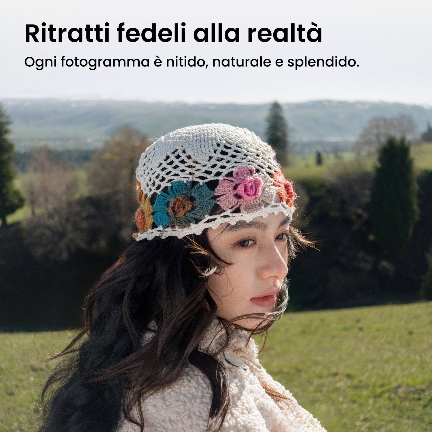 Una giovane donna con un cappello all'uncinetto con fiori all'aperto.