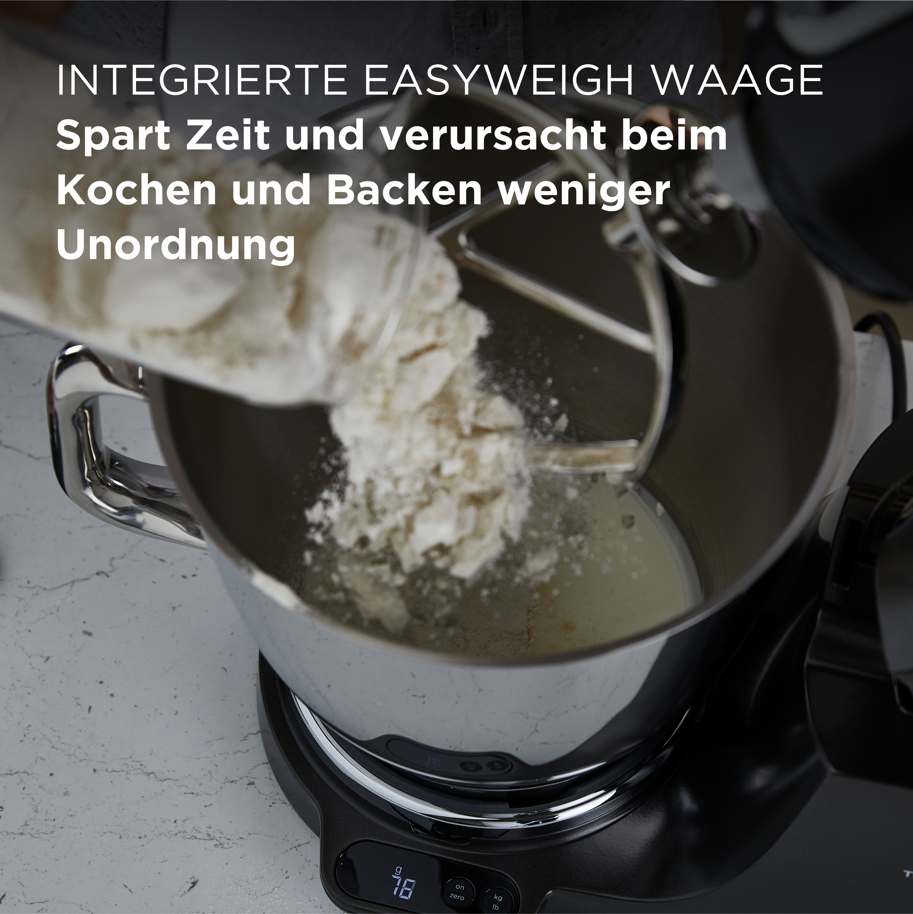 Mehl wird in eine Rührschüssel gegossen. Eine digitale Waage zeigt 78g.
