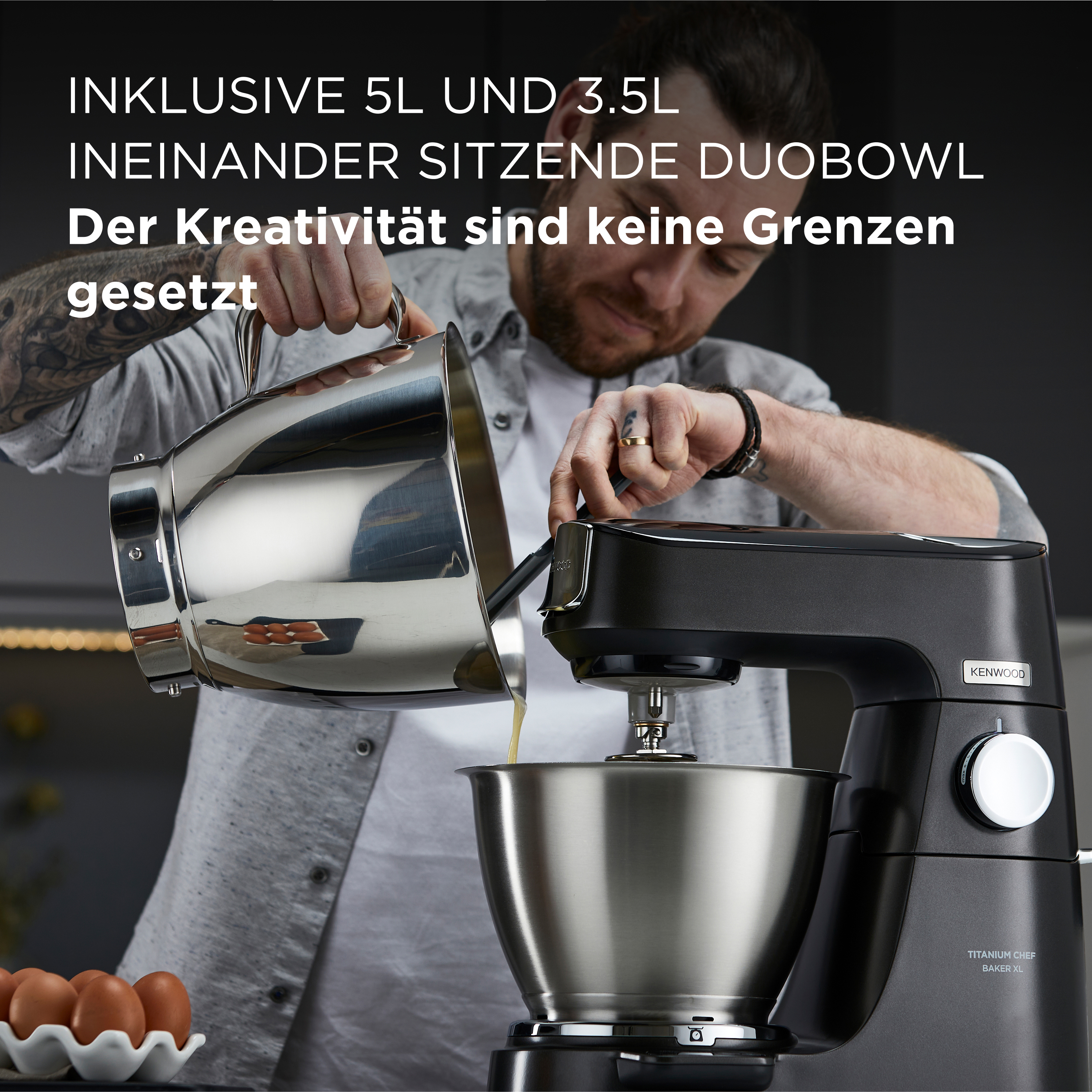 Ein Mann gießt Flüssigkeit aus einer Schüssel in eine Küchenmaschine.
