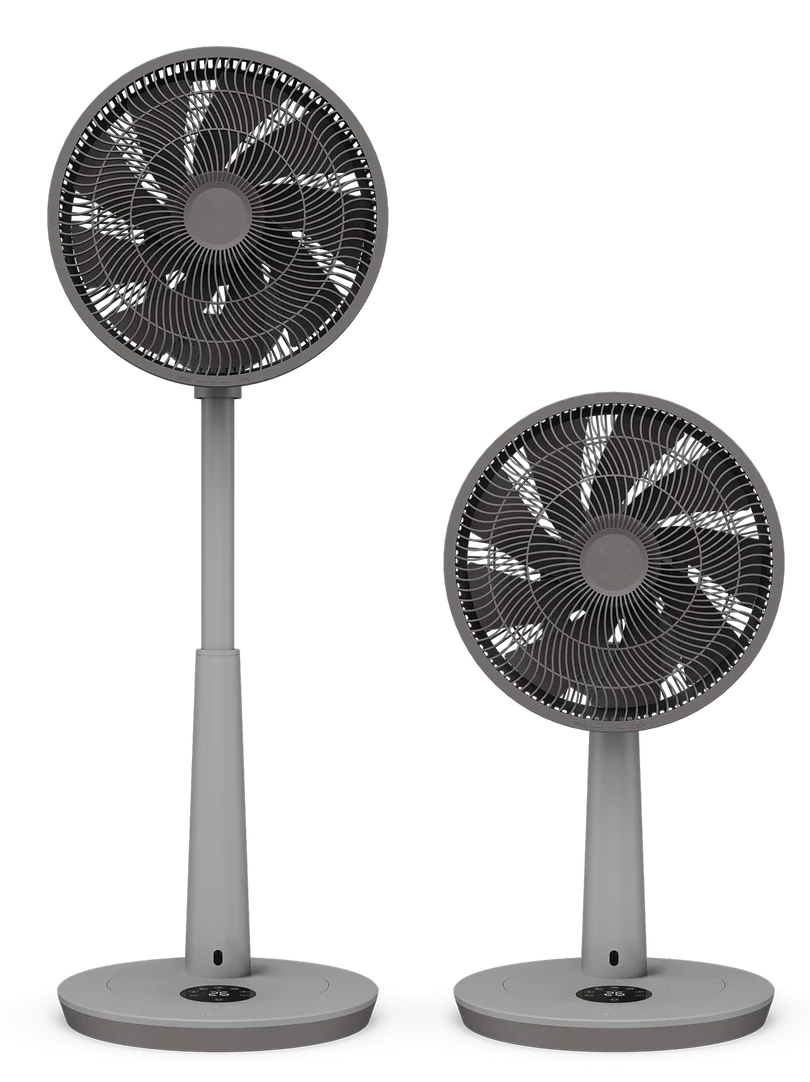 Zwei graue Standventilatoren, einer größer als der andere, vor schwarzem Hintergrund.