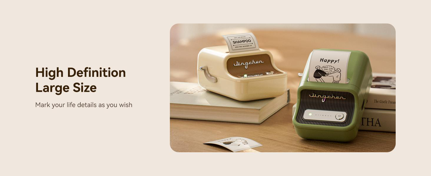 Zwei Mini-Drucker, ein beiger und ein grüner, auf Büchern.