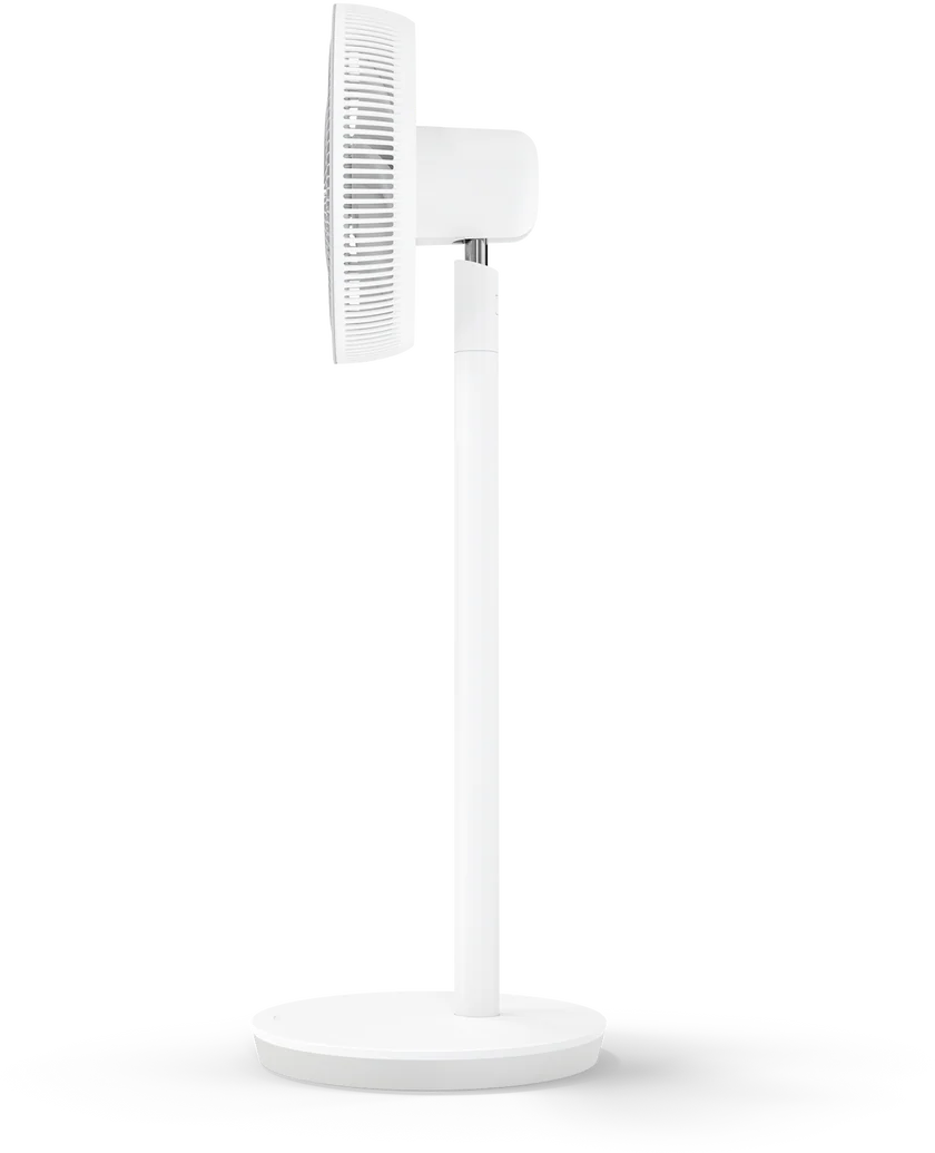 Ein weißer Standventilator mit rundem Fuß und verstellbarem Stiel.