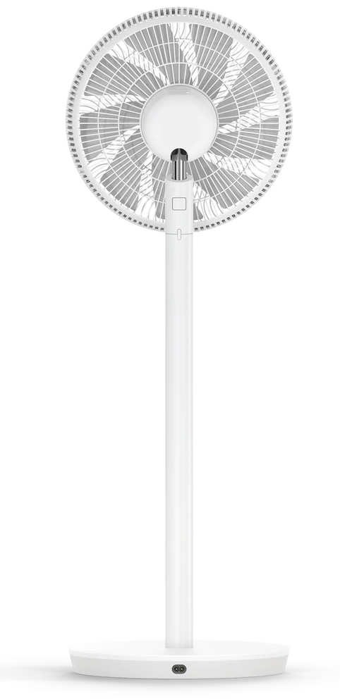 Ein weißer Standventilator von hinten mit sichtbaren Rotorblättern und einem runden Sockel.