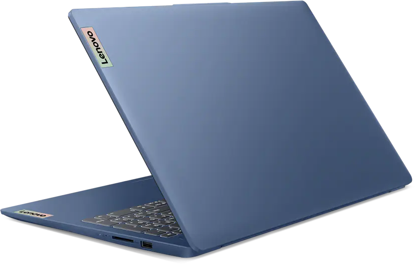 Egy zárt, kék Lenovo laptop ezüst billentyűzettel, oldalról nézve.