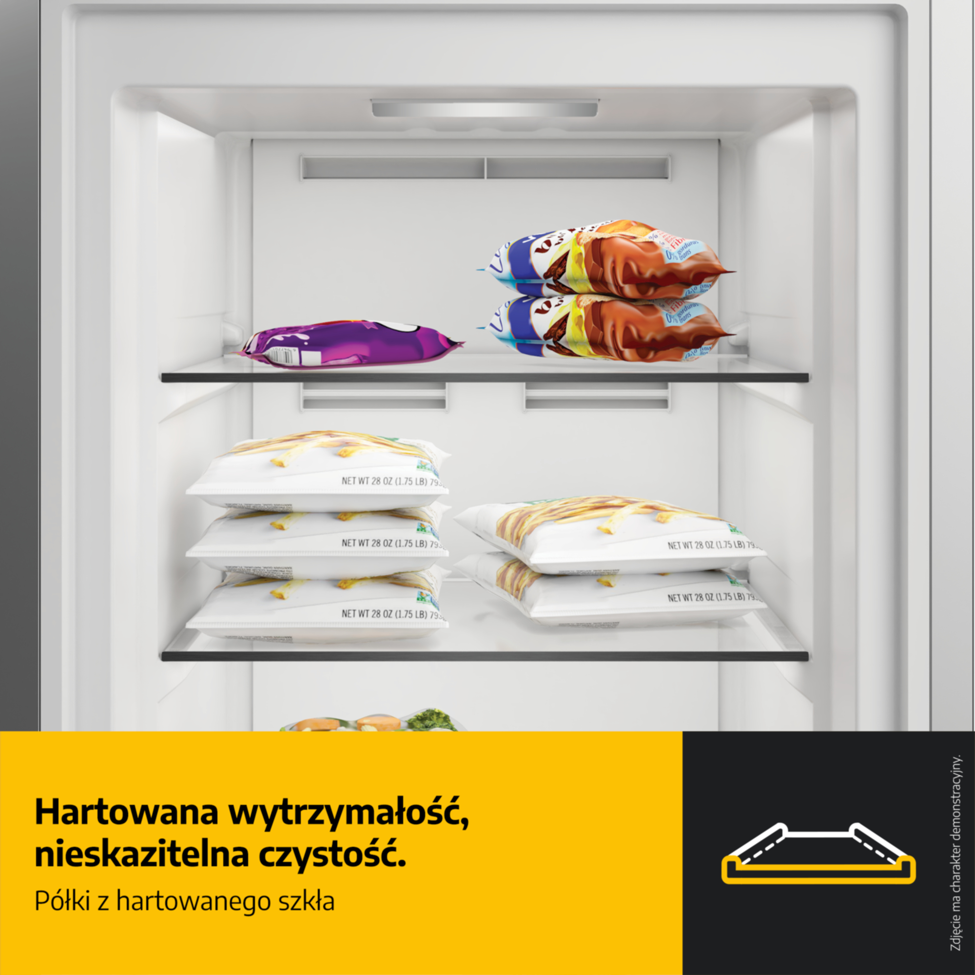 Mrożonki w różnych opakowaniach na półkach lodówki.