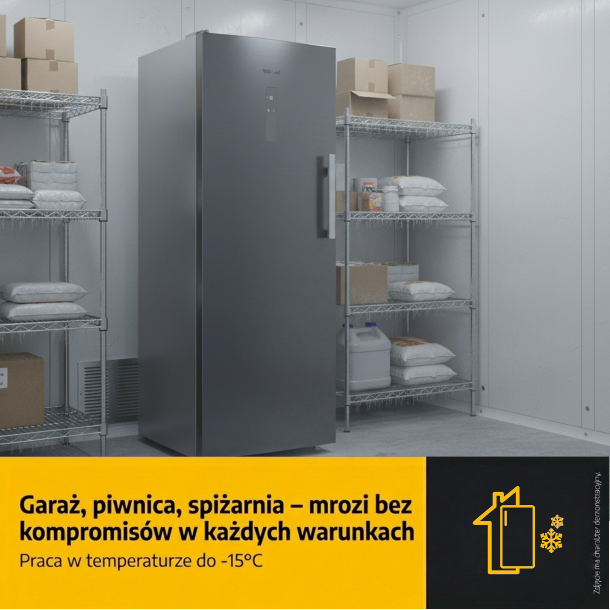 Zamrażarka stoi w pomieszczeniu magazynowym z półkami pełnymi pudeł i worków.