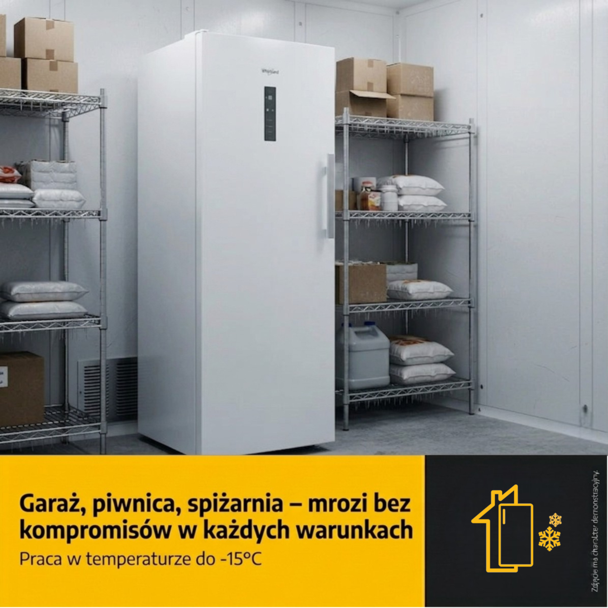 Biały zamrażalnik w magazynie z półkami wypełnionymi kartonami i workami.