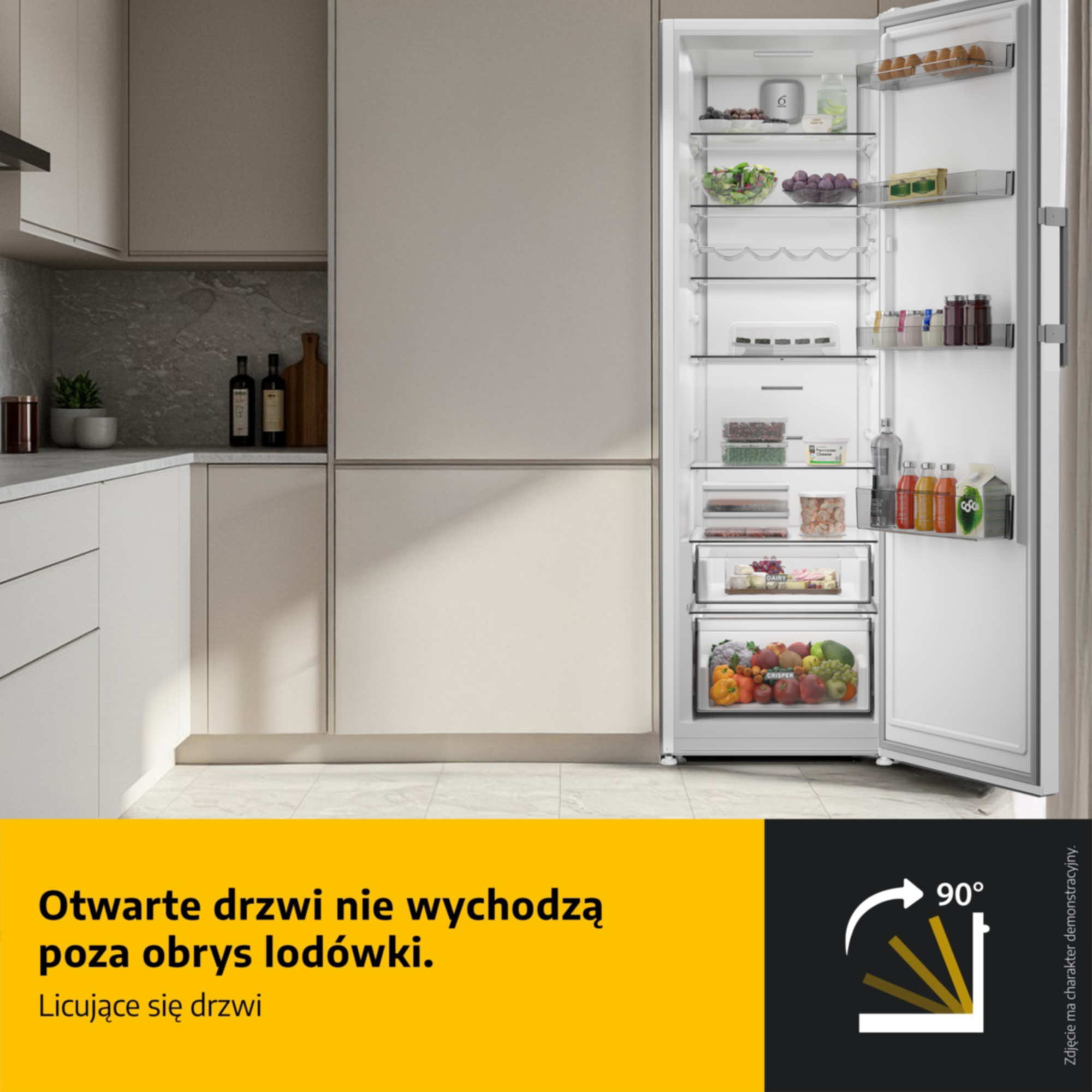 Otwarta lodówka z jedzeniem, w tle kuchnia.