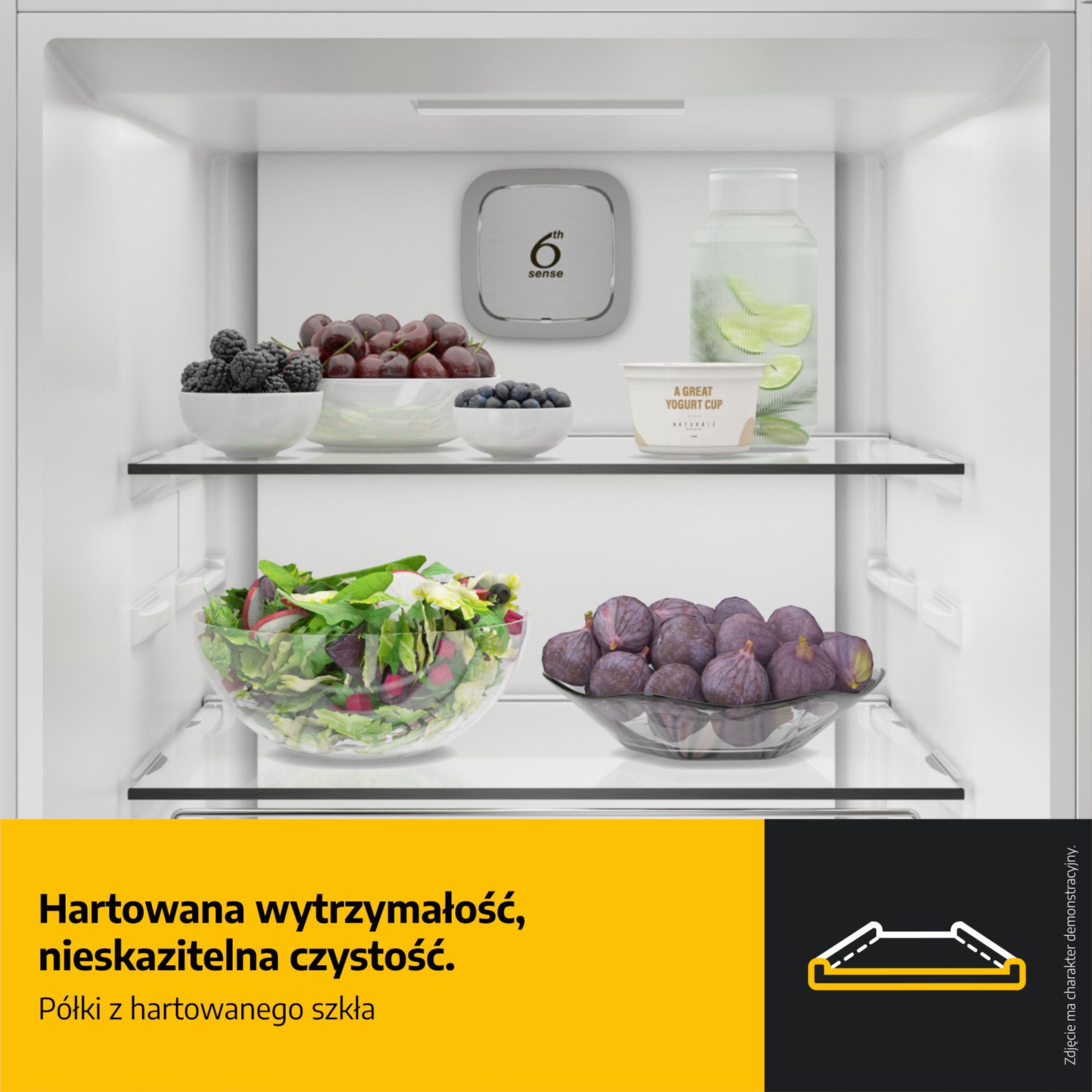 Półki lodówki z jagodami, winogronami, jogurtem, sałatką i figami.