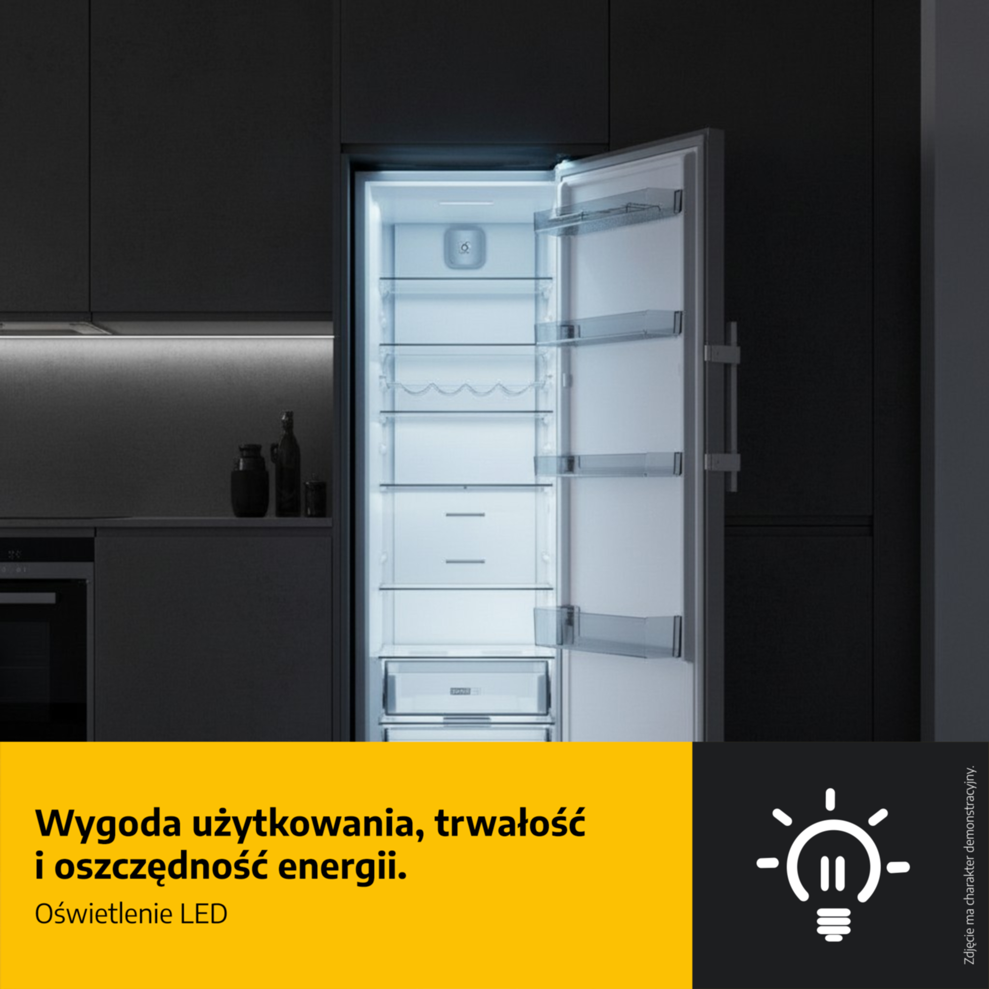 Otwarta lodówka z oświetleniem LED i półkami w ciemnej kuchni.
